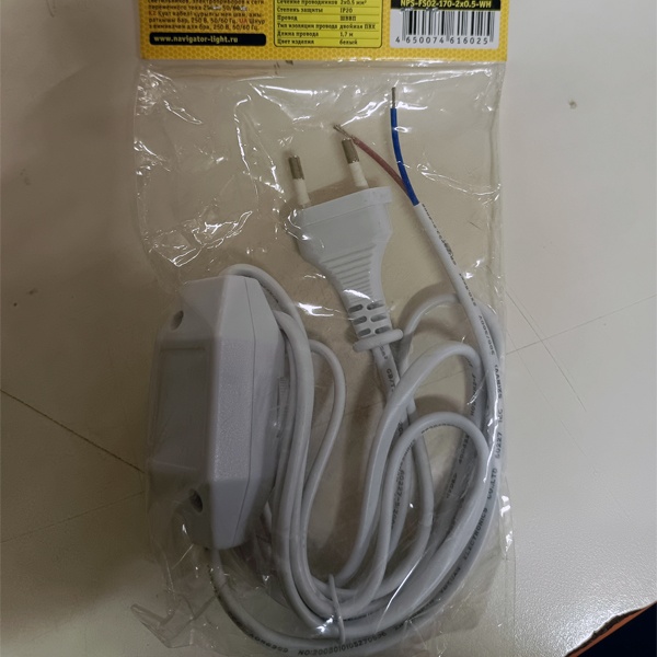 Сетевой шнур длиной 1,7 метра сечением 2x0,5мм2, с вилкой и диммируемым выключателем, с максимальной нагрузкой 500 Вт, белого цвета