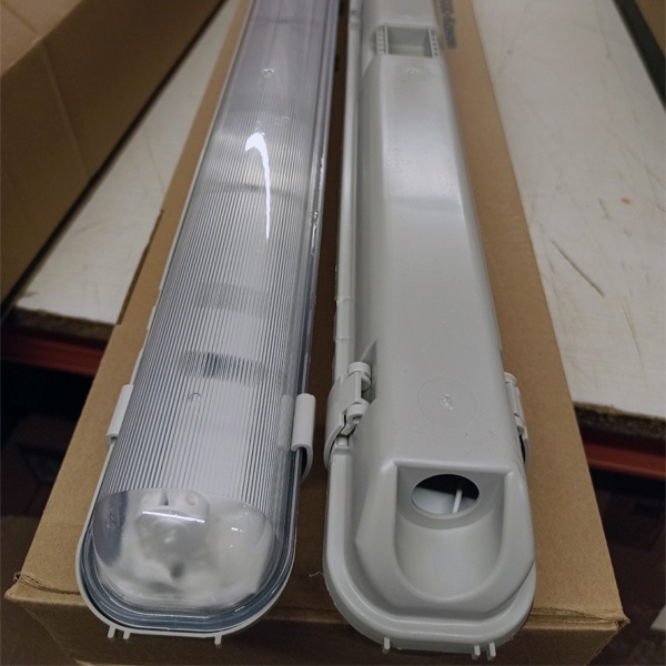 Пылевлагозащищенный светильник с ЭПРА на одну лампу мощностью 36 Ватт со степенью защиты IP65.