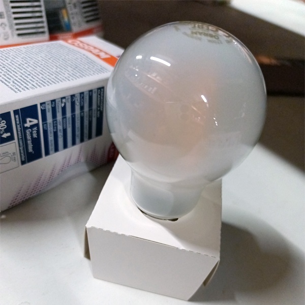 Филаментная лампочка, грушевидной формы, матовая, Осрам с нитевидными светодиодами, мощностью 10 Ватт, с цоколем E27, теплый белый свет