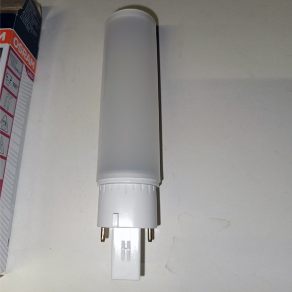 Светодиодная лампочка Осрам мощностью 7 Ватт с цоколем 4P G24d-2, нейтральный белый свет