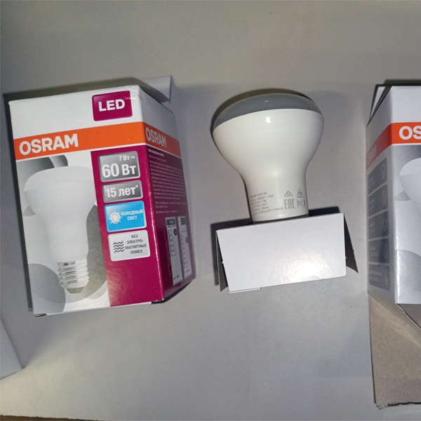 Светодиодная лампочка направленного света мощностью 7 Ватт с цоколем E27 белый свет