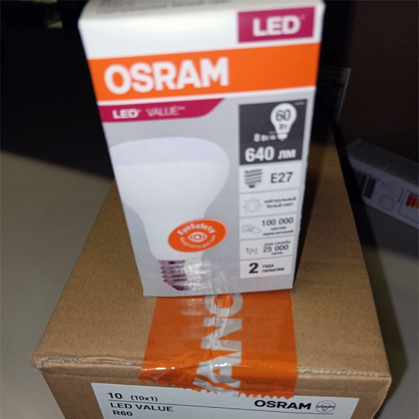 Светодиодная лампочка направленного света мощностью 8 Ватт с цоколем E27 белый свет