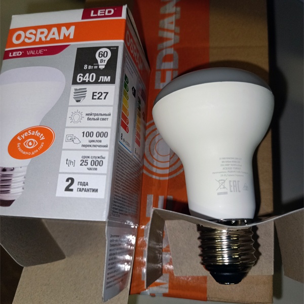 Светодиодная лампочка направленного света мощностью 8 Ватт с цоколем E27 белый свет