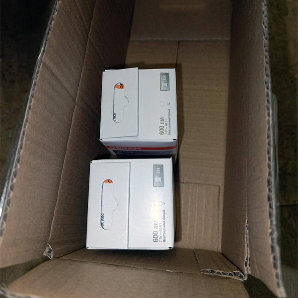 Светодиодная лампочка направленного света мощностью 7 Ватт с цоколем E14 белый свет