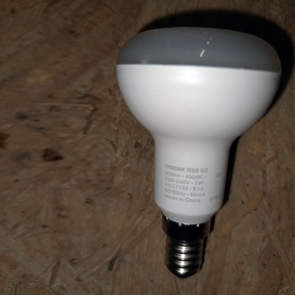 Светодиодная лампочка направленного света мощностью 7 Ватт с цоколем E14 белый свет