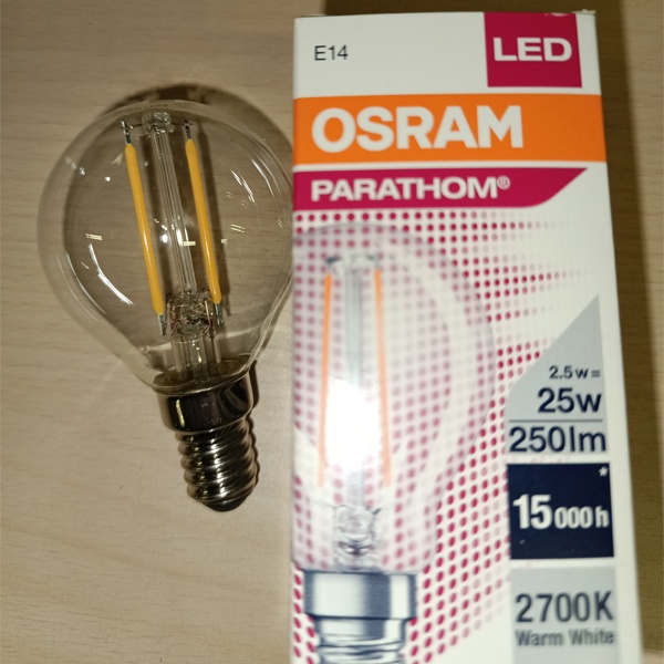 Филаментная лампочка шарик Осрам с нитевидными светодиодами, мощностью 2,5 Ватт, с цоколем E14 (миньон), теплый свет, прозрачная колба