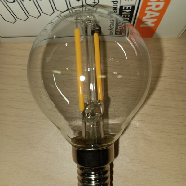 Филаментная лампочка шарик Осрам с нитевидными светодиодами, мощностью 2,5 Ватт, с цоколем E14 (миньон), теплый свет, прозрачная колба