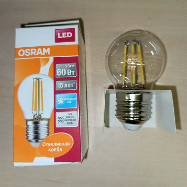 Филаментная лампочка шарик Осрам с нитевидными светодиодами, мощностью 5 Ватт, с цоколем E27, нейтральный белый свет, прозрачная колба