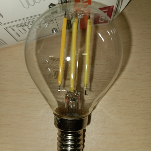 Филаментная лампочка шарик Осрам с нитевидными светодиодами, мощностью 5 Ватт, с цоколем E14 (миньон), нейтральный белый свет, прозрачная колба