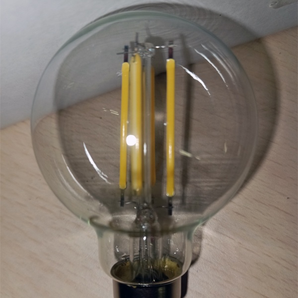 Филаментная лампочка шарик Осрам LED SCL P, мощностью 6 Ватт, с цоколем E14, нейтральный белый свет