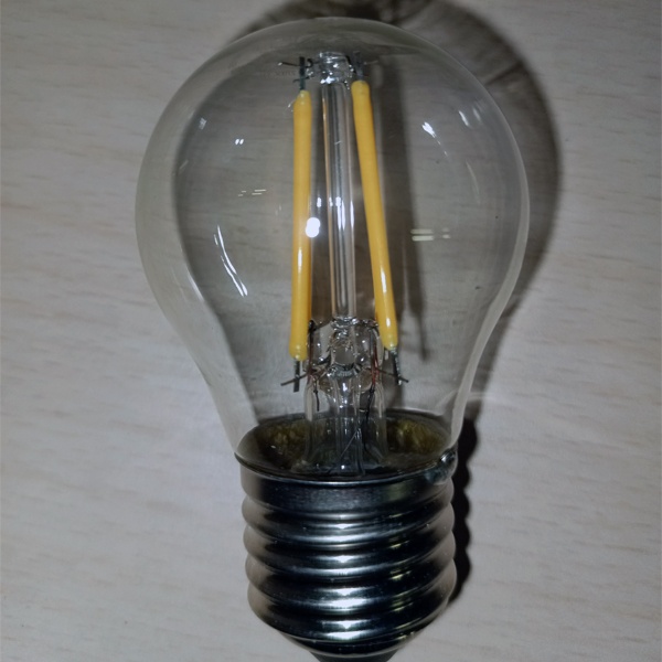 Филаментная лампочка формы шарик с нитевидными светодиодами Осрам мощностью 4 Ватта, с цоколем E27, теплый свет, прозрачная колба