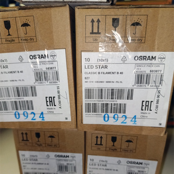 Энергосберегающая LED лампочка свеча с нитевидными светодиодами, мощностью 4 Ватта, с цоколем E14, теплый свет, прозрачная колба