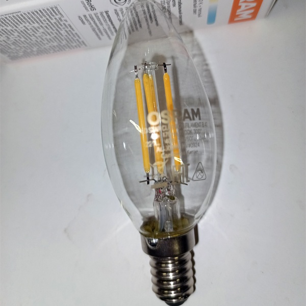 Энергосберегающая LED лампочка свеча с нитевидными светодиодами, мощностью 4 Ватта, с цоколем E14, теплый свет, прозрачная колба