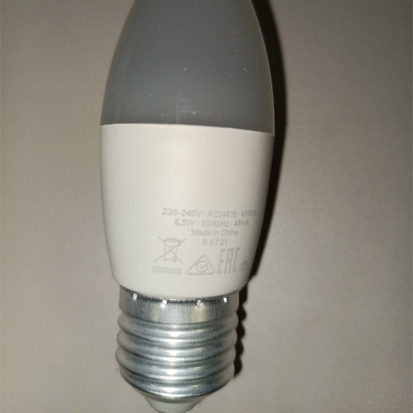 Энергосберегающая LED лампочка свеча мощностью 6,5 Ватт с цоколем E27 нейтральный белый свет