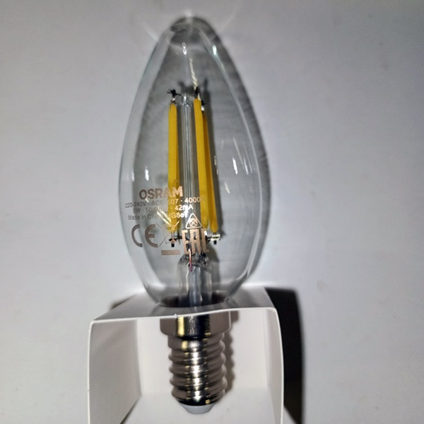 Энергосберегающая LED лампочка свеча с нитевидными светодиодами, мощностью 5 Ватт, с цоколем E14, нейтральный белый свет, прозрачная колба