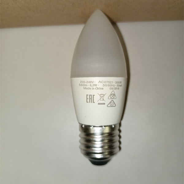 Энергосберегающая LED лампочка свеча мощностью 6,5 Ватт с цоколем E27 теплый белый свет