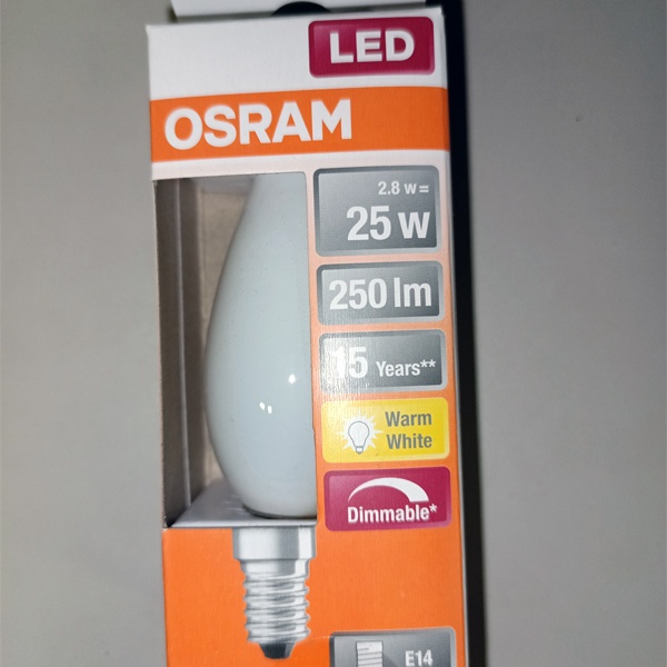 Диммируемая лампочка формы свеча Осрам с нитевидными светодиодами, мощностью 2,8 Ватт с цоколем E14 (миньон), теплый свет, матовая колба