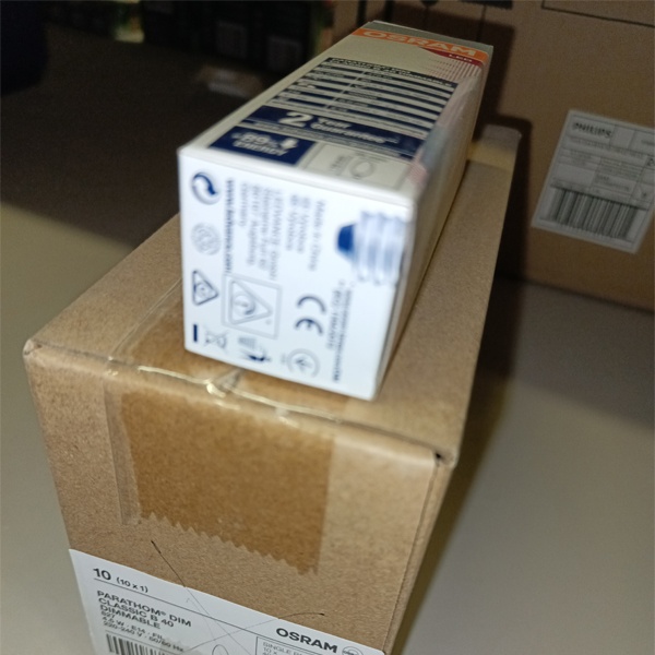 Диммируемая филаментная светодиодная лампа свеча Осрам LED P Retrofit CLAS B 40 DIM, мощностью 4.5 Ватта, теплый свет, с цоколем E14