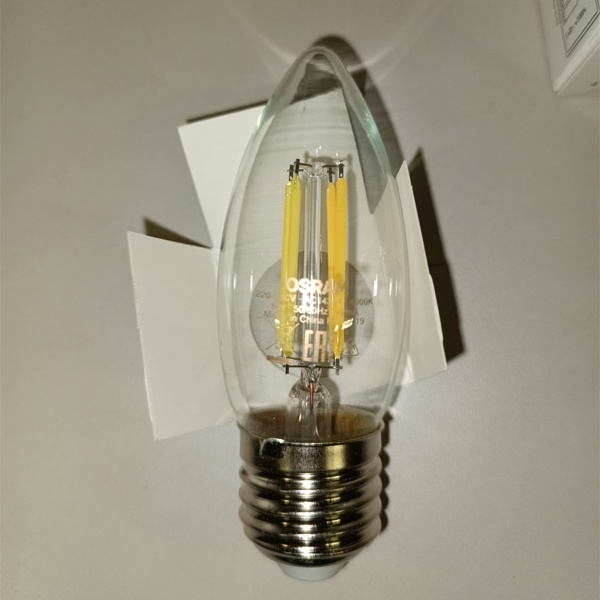 Энергосберегающая LED лампочка свеча с нитевидными светодиодами, мощностью 5 Ватт, с цоколем E27, нейтральный белый свет, прозрачная колба