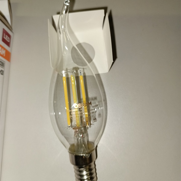 Филаментная лампочка формы свеча на ветру Осрам с нитевидными светодиодами, мощностью 5 Ватт, с цоколем E14, нейтральный белый свет, прозрачная колба