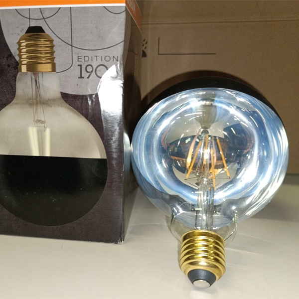 Филаментная лампочка Осрам Глоуб125 Vintage 1906 с нитевидными светодиодами в дымчатой колбе с отражателем, мощностью 7 Вт, с цоколем E27, тёплый свет