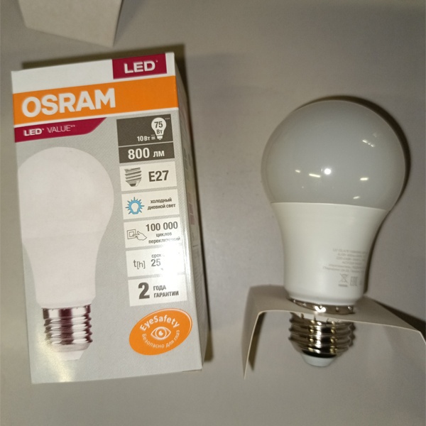 Энергосберегающая LED лампа Груша мощностью 10 Вт с цоколем E27 холодного света