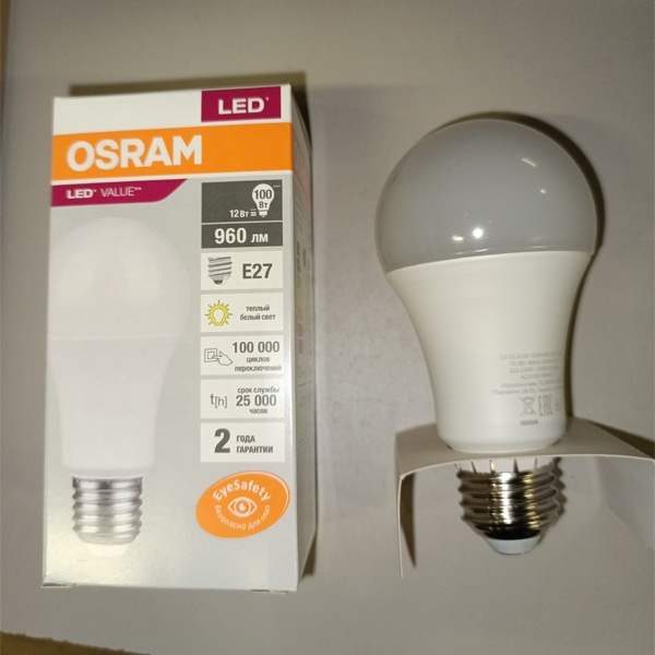 Энергосберегающая LED лампа Груша мощностью 12 Вт с цоколем E27 теплого белого света