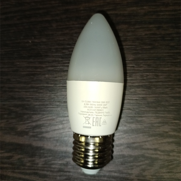 Энергосберегающая LED лампочка свеча мощностью 7 Ватт с цоколем E27 нейтральный белый свет