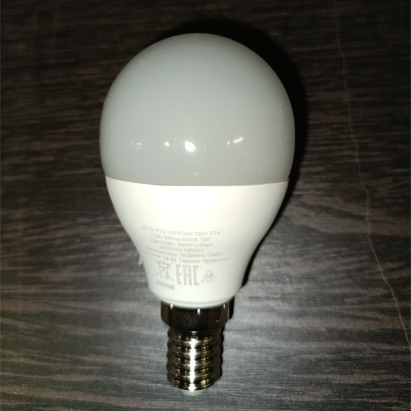 Светодиодная лампочка в форме шарика Осрам, мощностью 10 Ватт, с цоколем E14 (миньон), холодный дневной свет