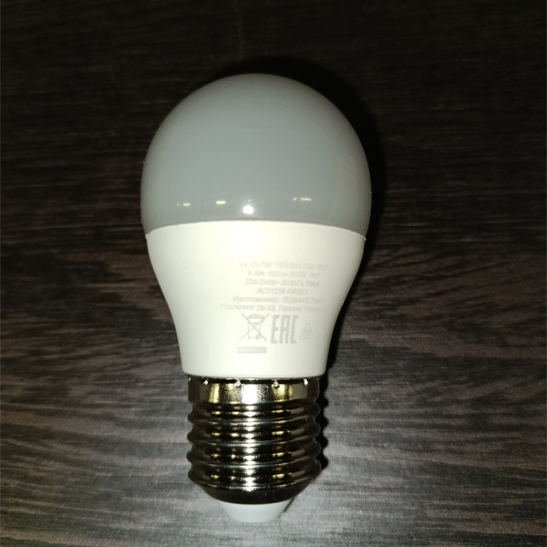 Светодиодная лампочка шар Осрам мощностью 7 Ватт, с цоколем E27, теплый белый свет