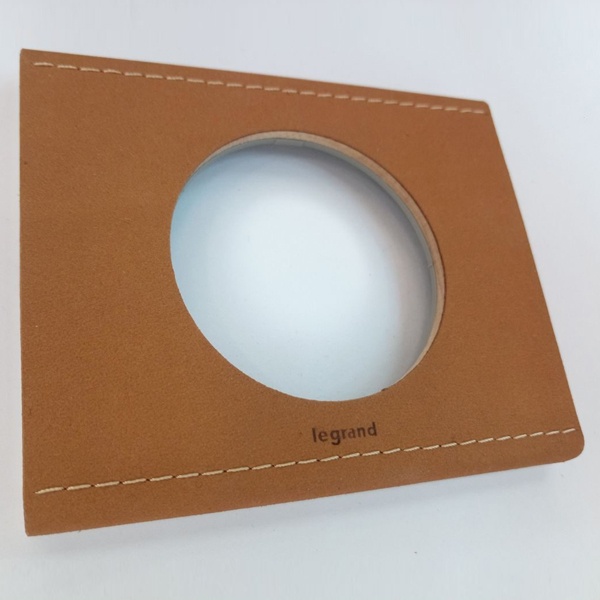 Горизонтальная декоративная рамка Legrand серии Celiane однопостовая, кожа крем-карамель.