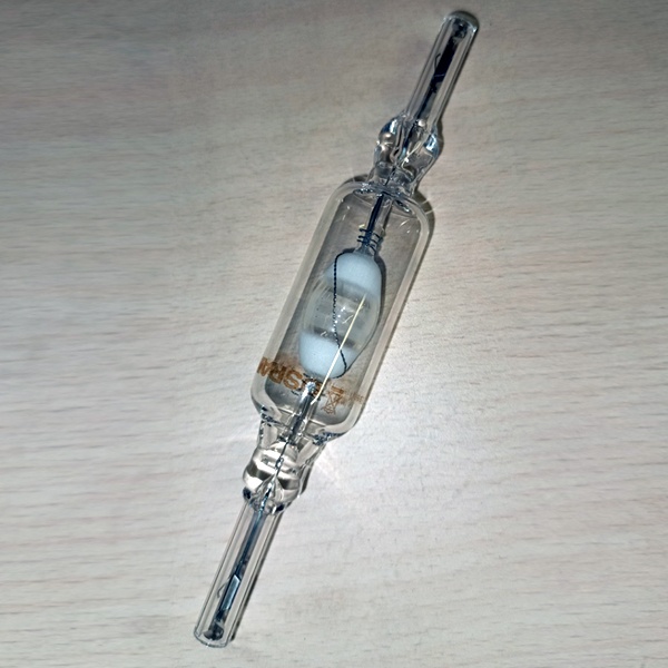 Газоразрядная лампа высокого давления мощностью 150 Вт с цоколем RX7s-24 белого (дневного) света