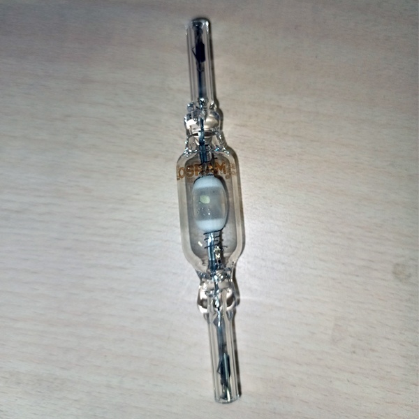 Газоразрядная лампа высокого давления мощностью 70 Вт с цоколем RX7s белого (дневного) света