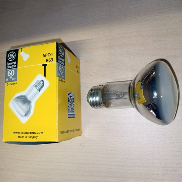 Обычная вольфрамовая лампа рефлекторная мощностью 60 Вт на 220 Вольт с цоколем E27 акцентного освещения