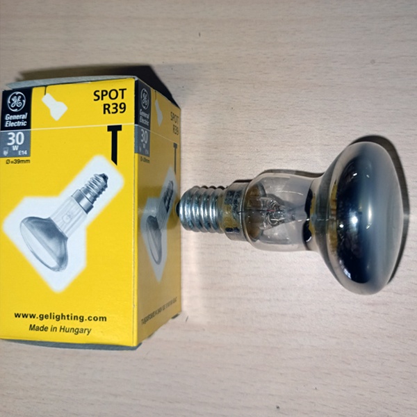 Обычная вольфрамовая лампа рефлекторная мощностью 30 Вт на 220 Вольт с цоколем E14 миньон акцентного освещения