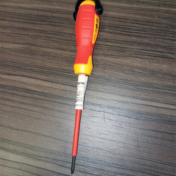 Изолированная отвертка с прямым шлицем ТДМ VDE 1000 В, SL3x100мм