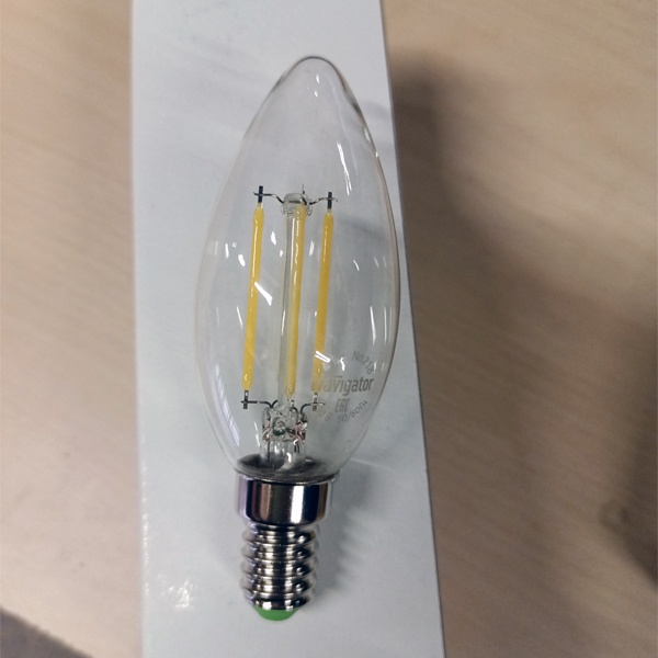 Энергосберегающая LED лампочка свеча с нитевидными светодиодами, мощностью 4 Ватта, с цоколем E14, нейтральный белый свет, прозрачная колба