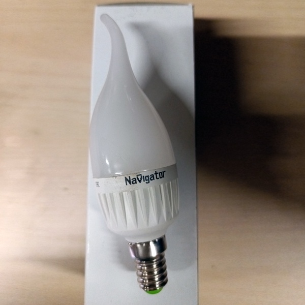 Светодиодная лампа свеча, мощностью 9 Ватт, с цоколем E14, теплый свет