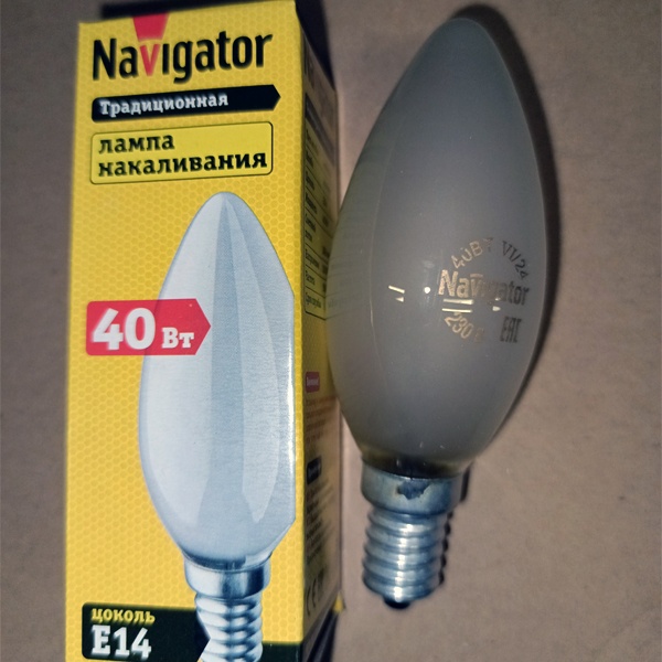 Обычная вольфрамовая лампа формы свеча мощностью 40 Вт на 220 Вольт с цоколем E14 миньон общего назначения