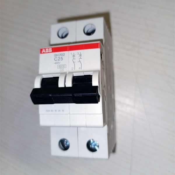 Модульный двухполюсный электрический автомат АББ с характеристикой С, номинальный ток 25 Ампер
