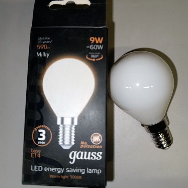 Филаментная лампочка шарик с нитевидными светодиодами Гаусс, мощностью 9 Ватт, с цоколем E14, теплый белый свет, матовая колба