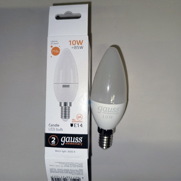 LED лампочка формы свеча, мощностью 10 Ватт, с цоколем E14 (миньон), теплый белый свет