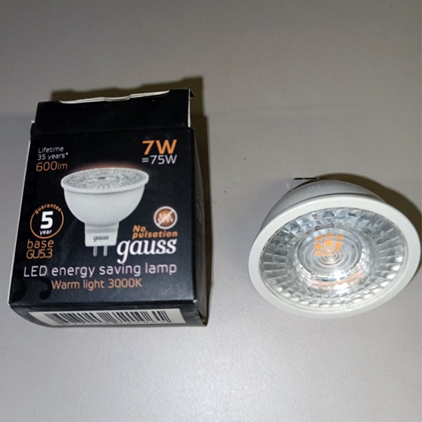 Энергосберегающая LED лампочка для точечных светильников, мощностью 7 Вт, с цоколем GU5.3 теплый белый свет