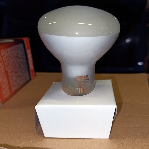 Обычная вольфрамовая лампа рефлекторная мощностью 40 Вт на 220 Вольт с цоколем E27 акцентного освещения