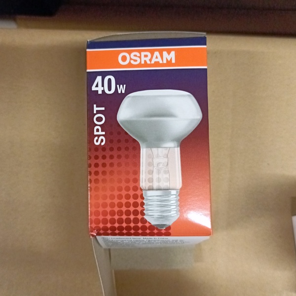 Обычная вольфрамовая лампа рефлекторная мощностью 40 Вт на 220 Вольт с цоколем E27 акцентного освещения