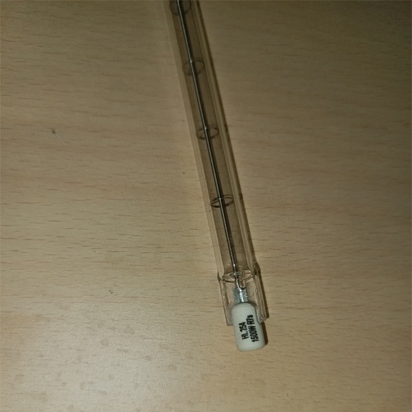 Галогенная линейная лампа Фотон длиной 250,7 мм мощностью 1500 Ватт на 220 Вольт с цоколем R7S теплого света