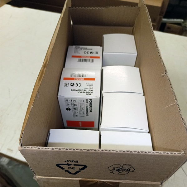 Металлогалогенная лампа Осрам HQI-TS D/S мощностью 2000 Ватт с цоколем K12S дневного света.