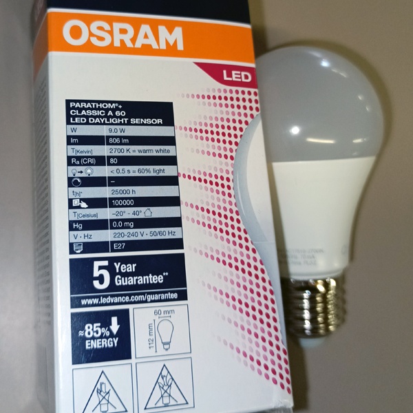 Светодиодная лампочка с датчиком освещенности, мощностью 9 Вт, с цоколем E27, теплый свет