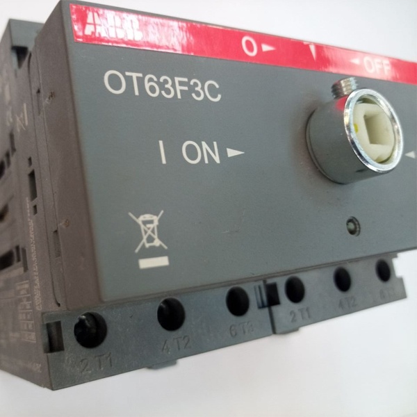 Реверсивный (перекидной) трехполюсный выключатель нагрузки ABB серии OT63F3С на 63 Ампера.