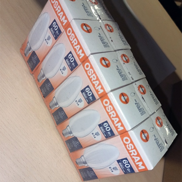 Обычная вольфрамовая лампа формы свеча мощностью 60 Вт на 220 Вольт с цоколем E14 миньон общего назначения